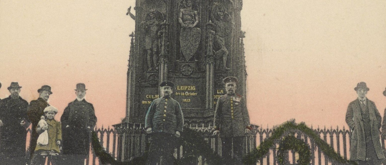 Jahrhundertfeier am geschmückten Nationaldenkmal