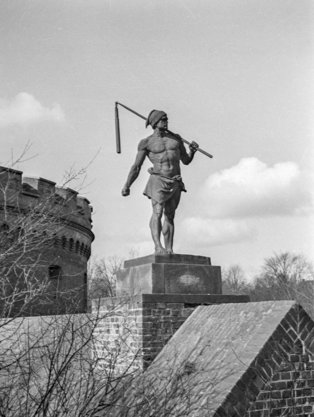 Skulptur des Deutschen Michels aus dem 19. Jahrhundert in Königsberg, heutiges Kaliningrad, 1936/39.<br><i>Bildarchiv Foto Marburg, Foto: Hans Behrendt</i>
Skulptur des Deutschen Michels