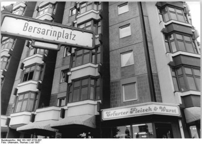 Bersarinplatz, Juli 1987.<br><i>Bundesarchiv Bild 183-1987-0720-007, Foto: Thomas Uhlemann</i>
Bersarinplatz