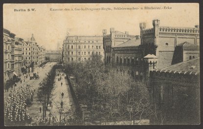 Ansichtskarte des Einzuges des 2. Garde-Dragoner-Regiments in die Kaserne an der Ecke Blücherstraße, 1907.<br><i>FHXB Friedrichshain-Kreuzberg Museum, Foto: R.Koehler</i>
Ansichtskarte Militäreinzug