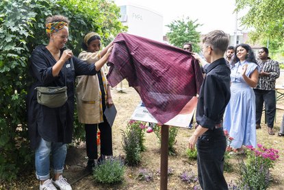 Enthüllung einer Gedenktafel für Bilillee Machbuba auf dem Campus der BTU Cottbus-Senftenberg, umgesetzt durch die Initiative FrauenOrte Brandenburg, 2025.<a href="https://frauenorte-brandenburg.de/bilillee-machbuba/" target="_blank">frauenorte-brandenburg.de</a><i>Brandenburgische Technische Universität Cottbus-Senftenberg, Foto: Ralf Schuster</i> Enthüllung einer Gedenktafel für Bilillee Machbuba